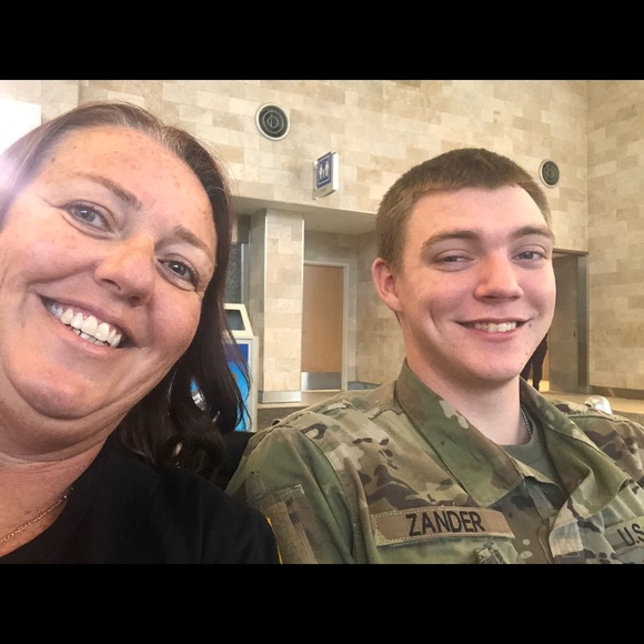 Meet your Posher, Nicole - Picture 1 of 1